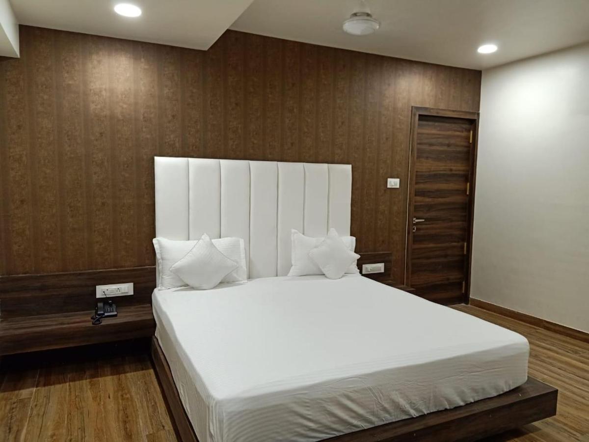 Hotel Pari Dwārka エクステリア 写真